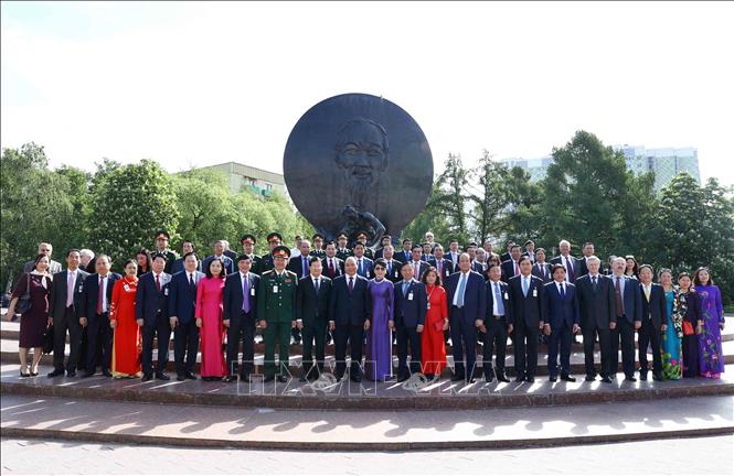 Trong ảnh: Thủ tướng Nguyễn Xuân Phúc cùng các thành viên Đoàn đại biểu cấp cao Việt Nam chụp ảnh lưu niệm trước Tượng đài Chủ tịch Hồ Chí Minh ở Thủ đô Moscow. Ảnh: Thống Nhất – TTXVN
