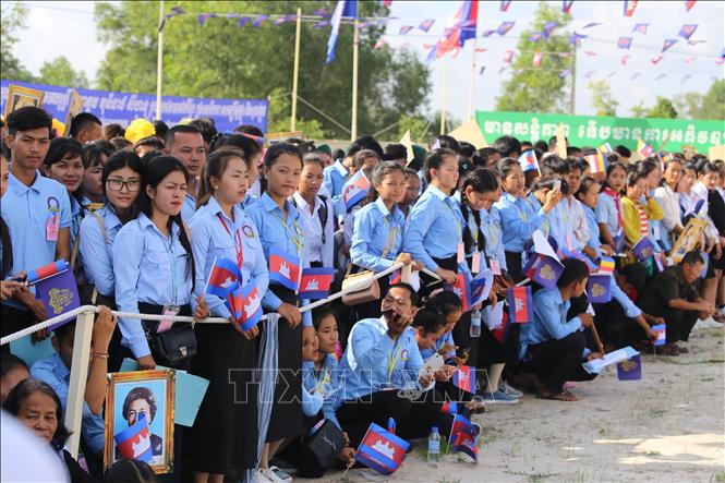 Đông đảo các em học sinh đến tham dự buổi lễ. Ảnh: Nhóm P/v CQTT TTXVN tại Campuchia

