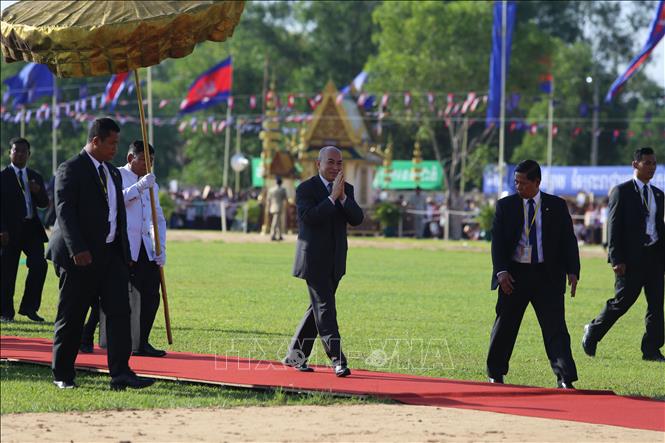 Quốc vương Norodom Sihamoni chào mừng người dân đến tham dự buổi lễ. Ảnh: Nhóm P/v CQTT TTXVN tại Campuchia.

