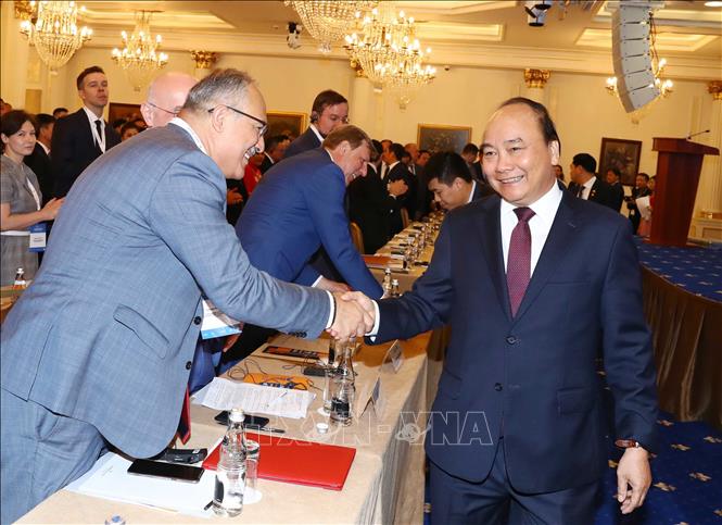 Trong ảnh: Thủ tướng Nguyễn Xuân Phúc với các đại biểu Liên bang Nga tham dự diễn đàn. Ảnh: Thống Nhất – TTXVN
