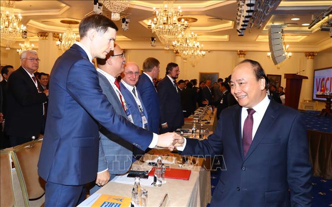 Trong ảnh: Thủ tướng Nguyễn Xuân Phúc với các đại biểu Liên bang Nga tham dự diễn đàn. Ảnh: Thống Nhất – TTXVN