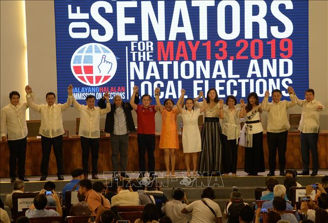Trong ảnh: Các Thượng nghị sĩ là đồng minh của Tổng thống Philippines Rodrigo Duterte giành chiến thắng trong cuộc bầu cử giữa nhiệm kỳ tại Manila, ngày 22/5/2019. Ảnh: AFP/ TTXVN
