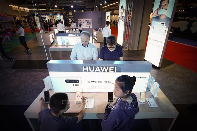 Trong ảnh: Điện thoại của hãng Huawei được trưng bày tại triển lãm điện tử ở Vacsava, Ba Lan, ngày 12/5/2019. Ảnh: THX/ TTXVN