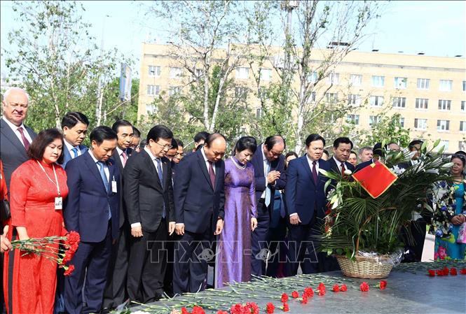 Photo: Prime Minister Nguyen Xuan Phuc and his entourage lay flowers at President Ho Chi Minh’s statue in Moscow. VNA Photo: Thống Nhất