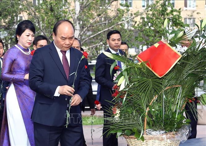 Photo: Prime Minister Nguyen Xuan Phuc lay flowers at President Ho Chi Minh’s statue in Moscow. VNA Photo: Thống Nhất