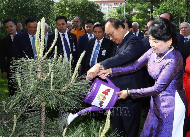 Photo: Prime Minister Nguyen Xuan Phuc and his spouse plant a tree near President Ho Chi Minh’s statue in Moscow. VNA Photo: Thống Nhất