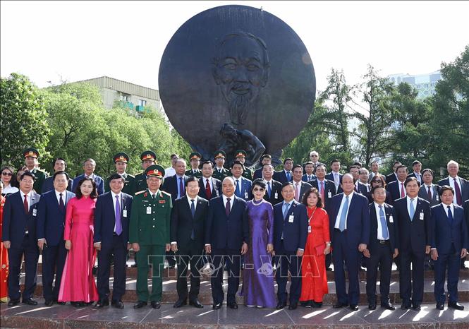 Photo: Prime Minister Nguyen Xuan Phuc and his entourage pose for a picture at President Ho Chi Minh’s statue in Moscow. VNA Photo: Thống Nhất