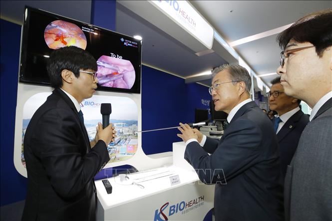 Trong ảnh: Tổng thống Hàn Quốc Moon Jae-in (giữa) kiểm tra các thiết bị y sinh học tại lễ công bố “Tầm nhìn quốc gia về y sinh học” ở Osong, tỉnh Bắc Chungcheong, ngày 22/5/2019. Ảnh: Yonhap/TTXVN