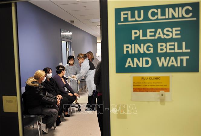 Trong ảnh (tư liệu): Người dân xếp hàng tại phòng khám chữa cúm ở bệnh viện Austin, Melbourne, Australia. Ảnh: AFP/ TTXVN