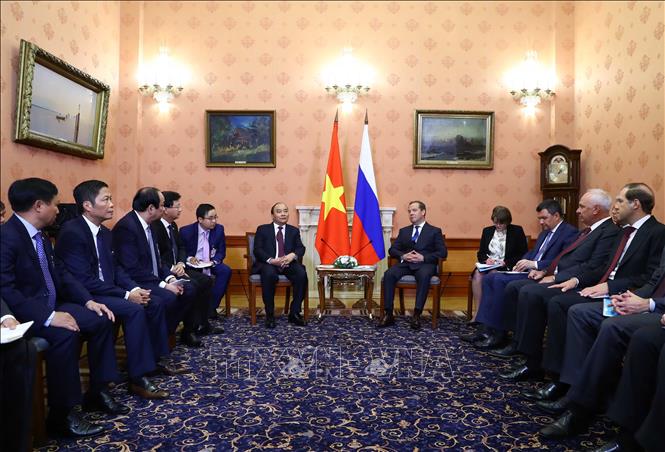 Trong ảnh: Thủ tướng Nguyễn Xuân Phúc và Thủ tướng Liên bang Nga Dmitri Medvedev gặp hẹp. Ảnh: Thống Nhất - TTXVN

