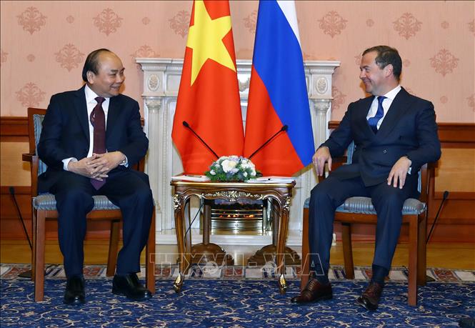 Trong ảnh: Thủ tướng Nguyễn Xuân Phúc và Thủ tướng Liên bang Nga Dmitri Medvedev gặp hẹp. Ảnh: Thống Nhất - TTXVN
