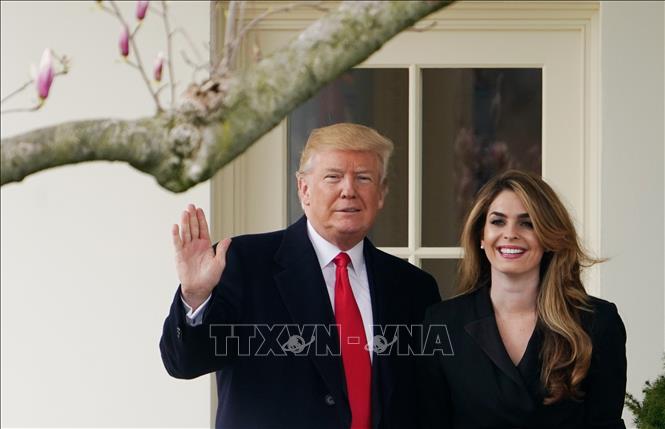 Trong ảnh: (tư liệu) Tổng thống Mỹ Donald Trump và cựu Giám đốc truyền thông Nhà Trắng Hope Hicks tại Nhà Trắng ngày 29/3/2018. Ảnh: AFP/TTXVN