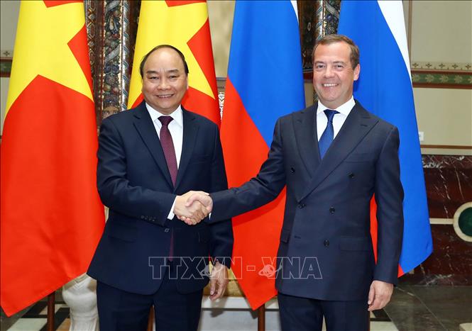 Trong ảnh: Thủ tướng Liên bang Nga Dmitri Medvedev đón Thủ tướng Nguyễn Xuân Phúc. Ảnh: Thống Nhất - TTXVN

