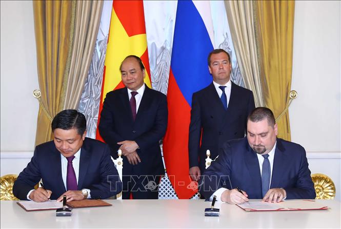 Trong ảnh: Thủ tướng Nguyễn Xuân Phúc và Thủ tướng Liên bang Nga Dmitri Medvedev chứng kiến lễ ký hợp tác giữa 2 nước. Ảnh: Thống Nhất - TTXVN
