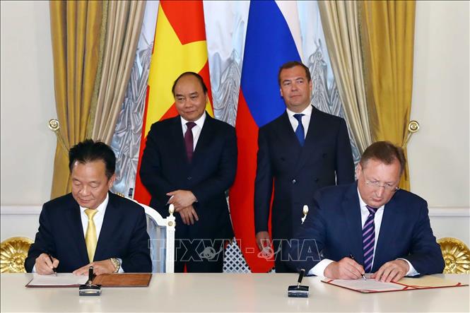 Trong ảnh: Thủ tướng Nguyễn Xuân Phúc và Thủ tướng Liên bang Nga Dmitri Medvedev chứng kiến lễ ký hợp tác giữa 2 nước. Ảnh: Thống Nhất - TTXVN