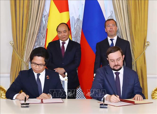 Trong ảnh: Thủ tướng Nguyễn Xuân Phúc và Thủ tướng Liên bang Nga Dmitri Medvedev chứng kiến lễ ký hợp tác giữa 2 nước. Ảnh: Thống Nhất - TTXVN