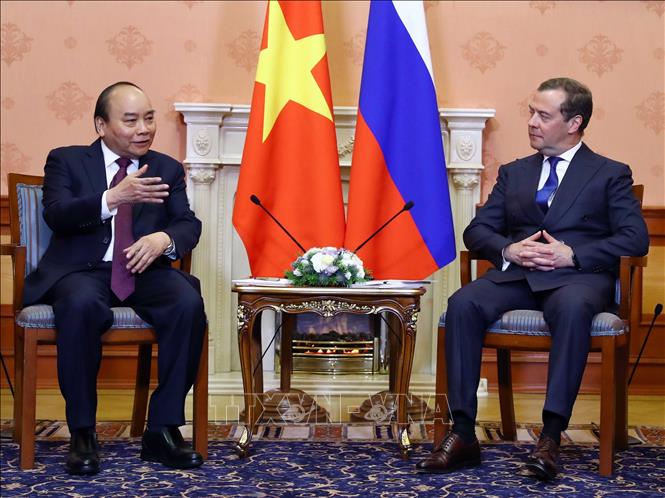 Photo: PM Nguyen Xuan Phuc (L) talks to his Russian counterpart Dmitry Medvedev. VNA Photo: Thống Nhất