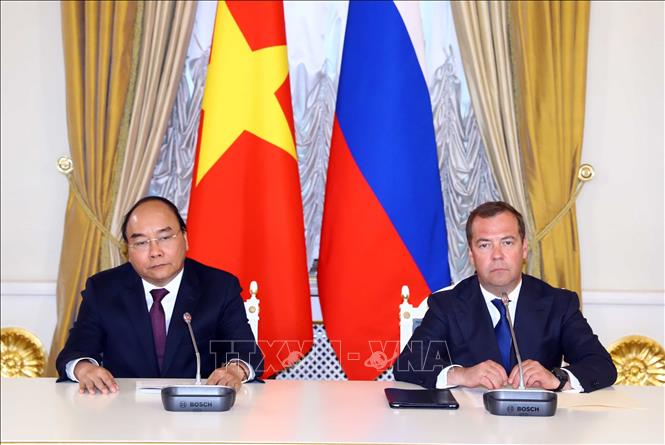 Photo: PM Nguyen Xuan Phuc (L) and his Russian counterpart Dmitry Medvedev answer to media questions following their talks. VNA Photo: Thống Nhất