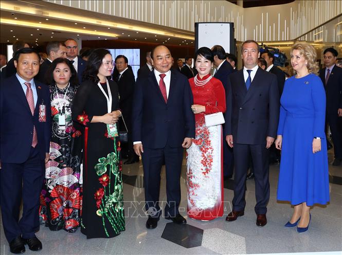 Trong ảnh: Thủ tướng Nguyễn Xuân Phúc và Thủ tướng Dmitri Medvedev và Phu nhân thăm triển lãm ảnh. Ảnh: Thống Nhất – TTXVN