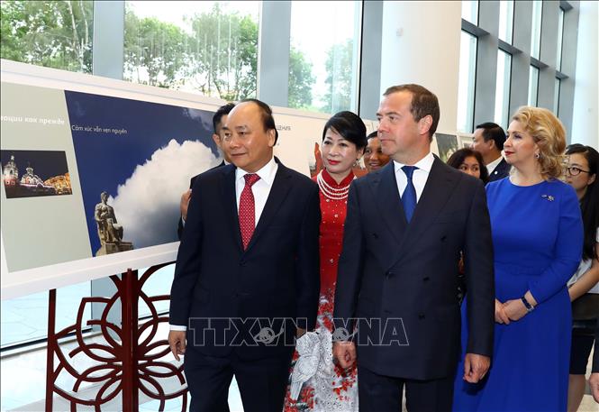Trong ảnh: Thủ tướng Nguyễn Xuân Phúc và Thủ tướng Dmitri Medvedev và Phu nhân thăm triển lãm. Ảnh: Thống Nhất – TTXVN