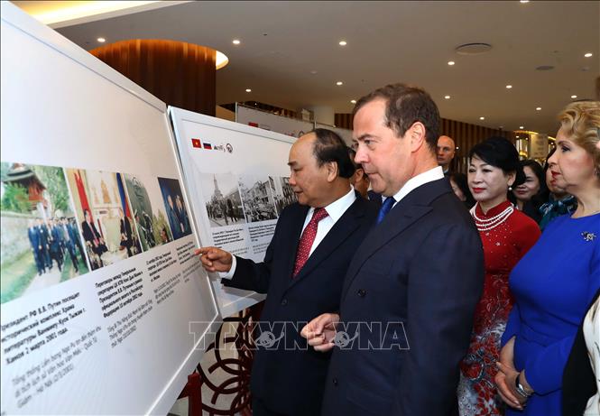 Trong ảnh: Thủ tướng Nguyễn Xuân Phúc và Thủ tướng Dmitri Medvedev và Phu nhân thăm triển lãm. Ảnh: Thống Nhất – TTXVN
