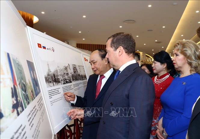 Trong ảnh: Thủ tướng Nguyễn Xuân Phúc và Thủ tướng Dmitri Medvedev và Phu nhân thăm triển lãm. Ảnh: Thống Nhất – TTXVN

