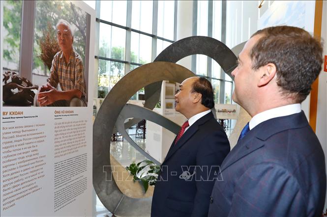 Trong ảnh: Thủ tướng Nguyễn Xuân Phúc và Thủ tướng Dmitri Medvedev và Phu nhân thăm triển lãm ảnh. Ảnh: Thống Nhất – TTXVN
