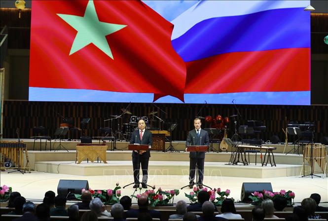Trong ảnh:  Thủ tướng Nguyễn Xuân Phúc và Thủ tướng Dmitri Medvedev phát biểu tại Lễ khai mạc Năm chéo Việt Nam – Liên bang Nga. Ảnh: Thống Nhất – TTXVN