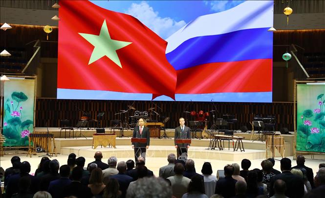 Trong ảnh:  Thủ tướng Nguyễn Xuân Phúc và Thủ tướng Dmitri Medvedev và các đại biểu thực hiện nghi thức chào cờ tại Lễ khai mạc Năm chéo Việt Nam – Liên bang Nga. Ảnh: Thống Nhất – TTXVN