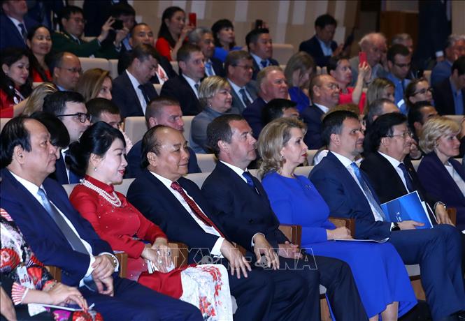Trong ảnh:  Thủ tướng Nguyễn Xuân Phúc, Thủ tướng Dmitri Medvedev, Phu nhân và các đại biểu xem chương trình văn nghệ tại Lễ khai mạc Năm chéo Việt Nam – Liên bang Nga. Ảnh: Thống Nhất – TTXVN