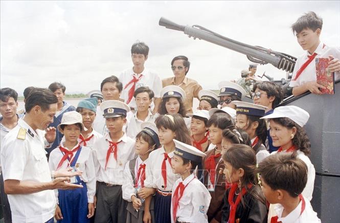Trong ảnh: Các đại biểu thiếu nhi tiêu biểu đến thăm bộ đội Hải quân và nghe các cán bộ, chiến sĩ kể chuyện về bảo vệ biển đảo Tổ quốc (6/7/1993). Ảnh: Đình Trân – TTXVN