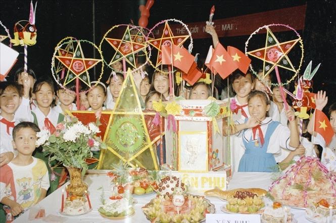 Trong ảnh: Thiếu nhi quận Tây Hồ (Hà Nội) vui Tết Trung thu (24/9/1996). Ảnh: Đình Trân – TTXVN