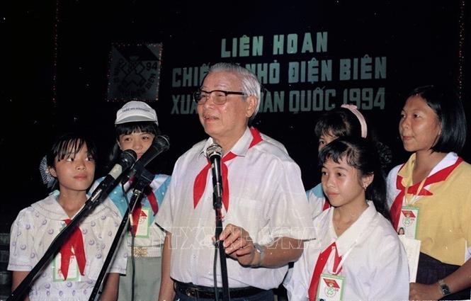 Trong ảnh: Thủ tướng Võ Văn Kiệt nói chuyện với thiếu nhi dự Liên hoan Chiến sĩ nhỏ Điện Biên xuất sắc toàn quốc năm 1994 (6/7/1994). Ảnh: Đình Trân – TTXVN