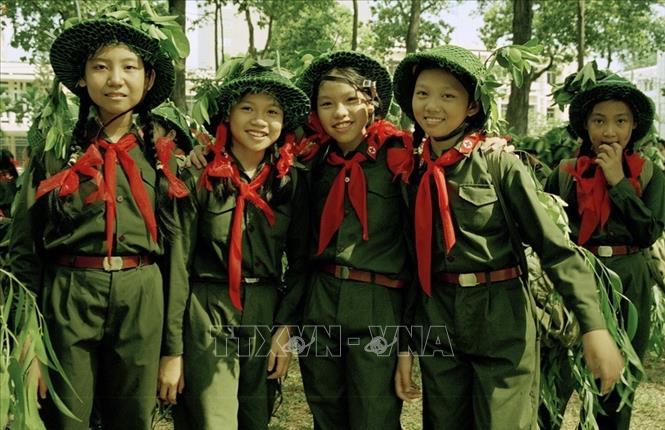 Trong ảnh: Thiếu nhi thành phố Hồ Chí Minh tham gia chiến dịch “Em là chiến sĩ Điện Biên thành phố mang tên Bác Hồ” (7/5/2004). Ảnh: Minh Quang – TTXVN