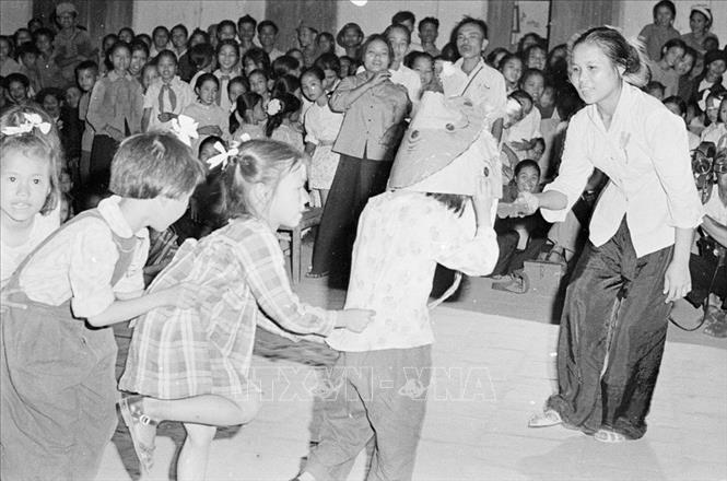 Trong ảnh: Thiếu nhi vui chơi đêm rằm Trung thu 1968 tại xã Nhật Tân, ngoại thành Hà Nội. Ảnh: Tư liệu TTXVN