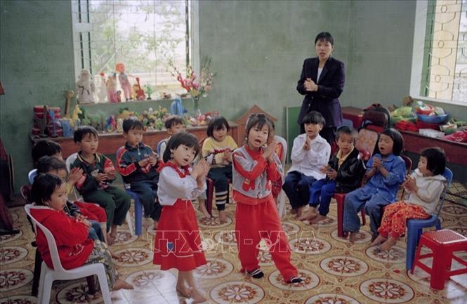 Trong ảnh: Buổi học múa hát của trẻ em huyện đảo Bạch Long Vĩ, thành phố Hải Phòng. Ảnh: Đình Trân – TTXVN
