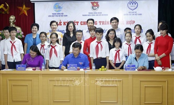 Trong ảnh: Trung ương Đoàn, Trung ương Hội Liên hiệp Phụ nữ Việt Nam và Hội Bảo vệ quyền trẻ em Việt Nam ký kết Chương trình phối hợp công tác bảo vệ, chăm sóc, giáo dục trẻ em giai đoạn 2017 – 2022 (20/6/2017). Ảnh: Văn Điệp - TTXVN