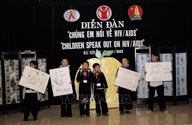 Trong ảnh: Nhóm trẻ dân tộc H'Mông, huyện Sa Pa, tỉnh Lào Cai trình bày thông điệp về HIV/AIDS tại Diễn đàn cho trẻ em 