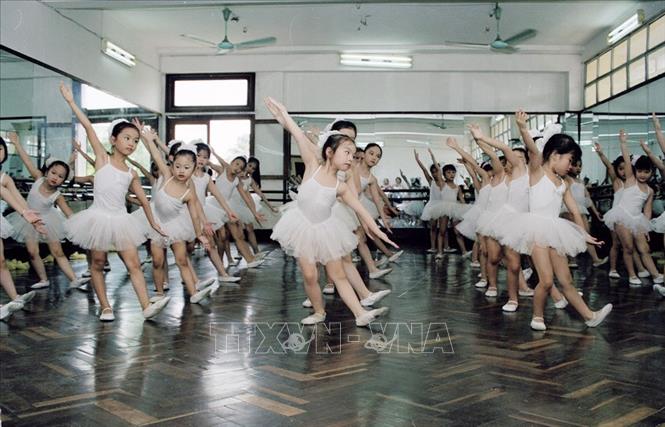 Trong ảnh: Trẻ em tham gia lớp học múa tại Cung Thiếu nhi Hà Nội, hè 2004. Ảnh: Đình Trân – TTXVN
