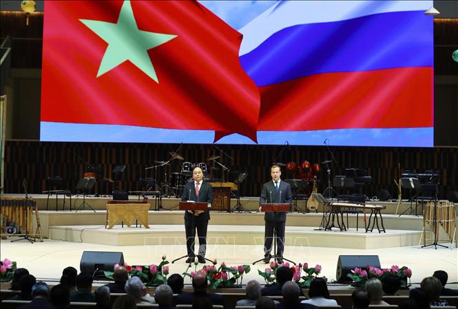 Photo: Russian PM D. Medvedev (R) and Vietnamese PM Nguyen Xuan Phuc (L) open the year of Vietnam and Russia. VNA Photo: Thống Nhất