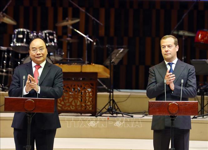Photo: Russian PM D. Medvedev (R) and Vietnamese PM Nguyen Xuan Phuc (L) address the ceremony. VNA Photo: Thống Nhất