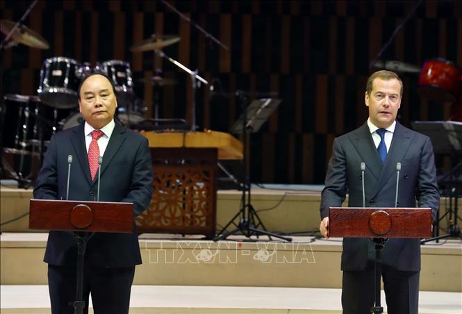 Photo: Russian PM D. Medvedev (R) and Vietnamese PM Nguyen Xuan Phuc (L) address the ceremony. VNA Photo: Thống Nhất