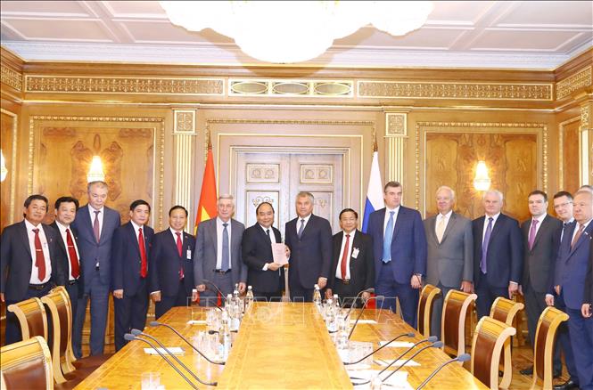 Trong ảnh: Thủ tướng Nguyễn Xuân Phúc chụp ảnh chung với Chủ tịch Duma Quốc gia Nga Vyacheslav V. Volodin và các đại biểu. Ảnh: Thống Nhất – TTXVN
