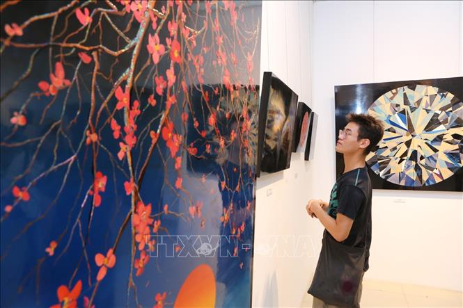 Trong ảnh: Không gian trưng bày các bức tranh Ottchil (sơn mài) đương đại Hàn Quốc. Ảnh: Thành Đạt - TTXVN