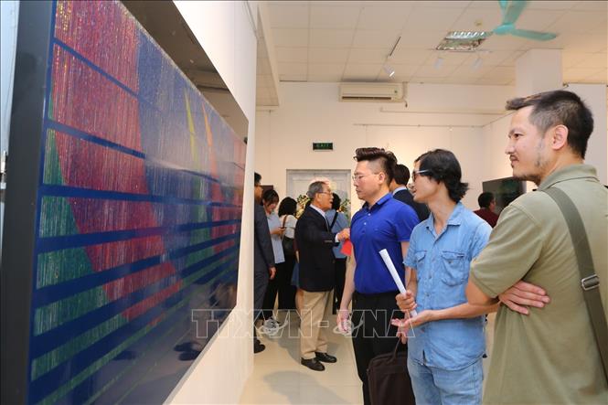 Trong ảnh: Khách tham quan không gian trưng bày các bức tranh Ottchil (sơn mài) đương đại Hàn Quốc. Ảnh: Thành Đạt - TTXVN
