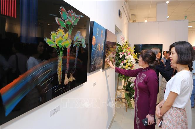 Trong ảnh: Khách tham quan không gian trưng bày các bức tranh Ottchil (sơn mài) đương đại Hàn Quốc. Ảnh: Thành Đạt - TTXVN