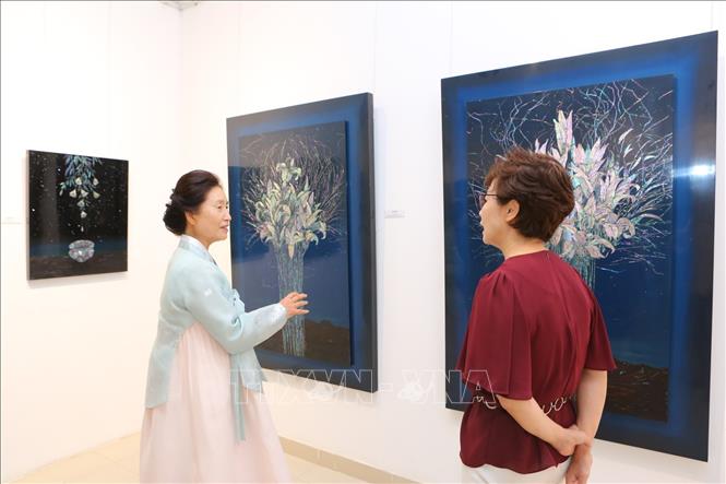 Trong ảnh: Khách tham quan không gian trưng bày các bức tranh Ottchil (sơn mài) đương đại Hàn Quốc. Ảnh: Thành Đạt - TTXVN