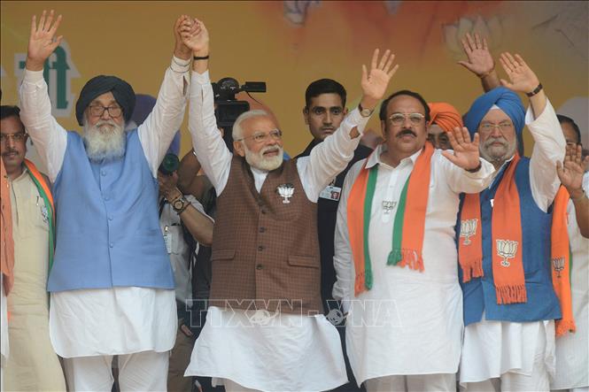 Trong ảnh: Thủ tướng Ấn Độ Narendra Modi (giữa) và cựu Thủ hiến bang Punjab Parkash Singh Badal (trái) và Chủ tịch Đảng BJP Shwait Malik (thứ 2, phải) tại lễ mít tinh của BJP ở Hoshiarpur ngày 10/5/2019. Ảnh: AFP/TTXVN