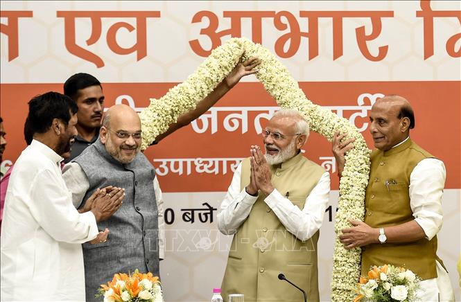 Trong ảnh: Chủ tịch Đảng Nhân dân Ấn Độ (BJP) Amit Shah (thứ 2, trái) và Thủ tướng Ấn Độ Narendra Modi (thứ 2, phải) tại buổi lễ tri ân sự đóng góp của các thành viên trong cuộc tổng tuyển cử của Ấn Độ tại New Delhi ngày 21/5/2019. Ảnh: AFP/TTXVN