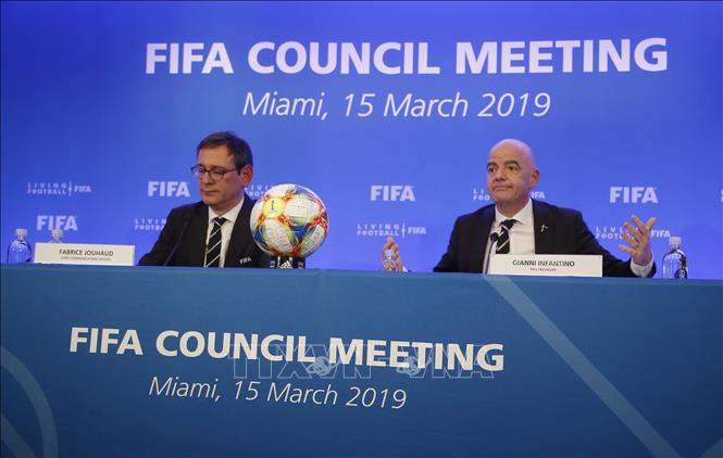Trong ảnh: Chủ tịch FIFA Gianni Infantino (phải) và Giám đốc truyền thông FIFA Fabrice Jouhaud trong cuộc họp báo sau phiên họp của Hội đồng FIFA tại Miami, Florida (Mỹ) ngày 15/3/2019. Ảnh: AFP/TTXVN